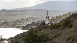 В Алуште вспыхнул ландшафтный пожар