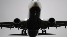 Едва не сдуло: самолет чуть не перевернулся при посадке в Индонезии