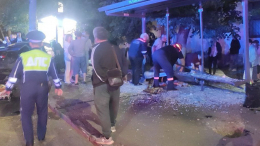 Без шансов увернуться: автомобиль влетел в остановку в Нижнем Новгороде