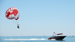 На парашюте без сознания: прокуратура ищет владельцев курортного аттракциона