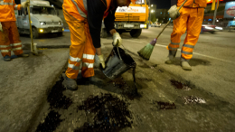 Хотели как лучше, а получилось липко: в Омске ко Дню молодежи площадь залили битумом