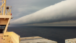 Похоже на цунами: редкое явление рулонное облако наблюдали в Португалии