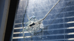 Обломки дрона боевиков ВСУ повредили стекла в доме на севере Таганрога