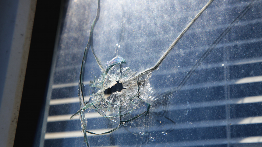 Обломки дрона боевиков ВСУ повредили стекла в доме на севере Таганрога