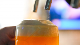 Не самая лучшая идея: какую еду опасно сочетать с алкоголем