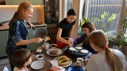 Для работающих родителей введут ежегодную семейную выплату с 2026 года