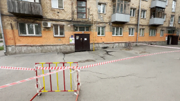 Многоэтажка уходит под землю в Красноярске