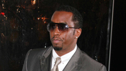 Сторонники и противники Р. Diddy схлестнулись у здания суда в Нью-Йорке