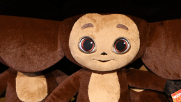 Лабубу? Чебурашка! Что носят на сумках участницы группы «Фабрика»