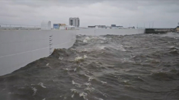 Затопленные пляжи и сорванные крыши: в Петербурге бушует шторм