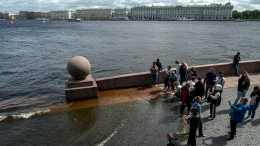 Спуски на набережных в центре Петербурга частично ушли под воду