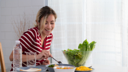 Не просто сорняк: полезный рецепт белкового завтрака с растением, которое вы сторонитесь