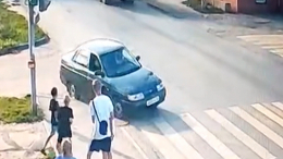 Страшное ДТП в Энгельсе: автомобиль влетел в толпу подростков