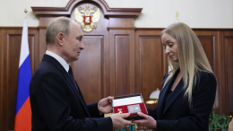 Путин передал «Золотую Звезду» Героя России Михаила Гудкова его вдове