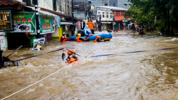 Течение сносит автомобили: столицу Индонезии затопило из-за мощных ливней