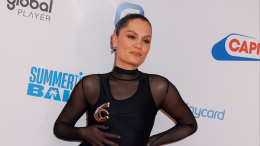 «Настоящие слезы»: британской певице Джесси Джей удалили грудь