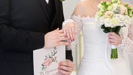 Москвичи могут получить единовременную выплату к юбилею свадьбы