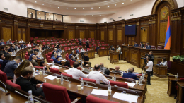 Продолжение конфликта с церковью и драка: о противостоянии Пашиняна и оппозиции