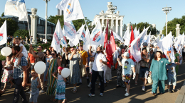 Любовь на улицах: парад семьи в Москве посетили семь тысяч человек