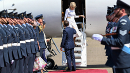 Макрон и его супруга попали в объектив во время неловкой сцены у трапа