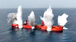 Хуситы атаковали сухогруз в Красном море