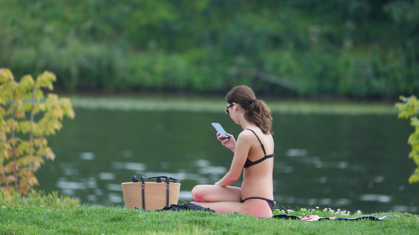 Ослабленные нормы: какой дресс-код должен быть на пути к пляжу