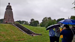 «Гадко и позорно»: в Латвии прошел митинг против сноса русских памятников