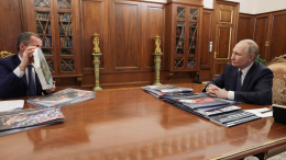 Гладков подарил Путину картину, написанную на осколке снаряда ПВО