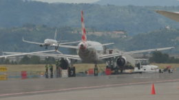 Мужчину затянуло в двигатель самолета в аэропорту Орио-аль-Серио в Италии