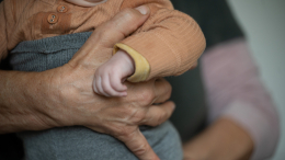 Хочет вернуть ребенка: бросившую младенца в туалете турецкого аэропорта россиянку освободили