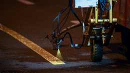 На дорогах в Москве впервые появилась желтая разделительная разметка