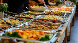 «Метод тарелки» спасет фигуру в отпуске: как не переесть на шведском столе