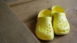 Калечат ноги и спину? Чем опасно ношение кроксов