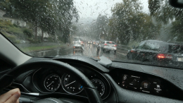 Внутри или снаружи? Как автомобилистам обезопасить себя от грозы