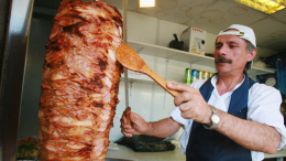 Сколько живет еда: как не отравиться шаурмой и пирожками в жару