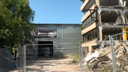 Вышло случайно: стена сносимой автопарковки рухнула на автосервис в Петербурге