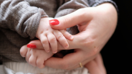 Приемная мать брошенной в аэропорту Турции девочки намерена бороться за ее опеку