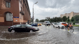 Ливень и молнии запомнятся москвичам надолго: как непогода парализовала движение в столице