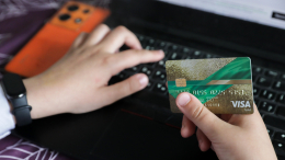 Россиянам рекомендовали перевыпустить просроченные банковские карты