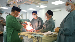 Редкая аномалия: врачи помогли ребенку с «треугольной головой»