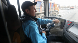 Телефон вместо руля: в Петербурге бьют тревогу из-за недобросовестных водителей автобусов