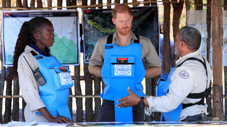 По стопам матери: принц Гарри прошел по минному полю в Анголе