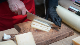 Фермер московской ярмарки помогает бойцам СВО продукцией с семейной сыроварни