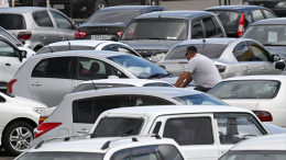 Продажи подержанных автомобилей в России впервые с начала года снизились