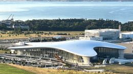 Туристы, бизнесмены и Сергей Жигунов: кто летит первым рейсом в Геленджик