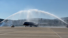 Первый самолет в новом аэропорту Геленджика встретили водяной аркой