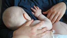 Интимный процесс: нормально ли кормить ребенка грудью в общественном месте