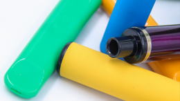 Курение вейпов в жару становится особенно опасным: врач объяснил, почему