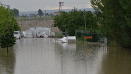 Анкару затопило: сильный ливень превратил улицы в реки, а машины смыло водой