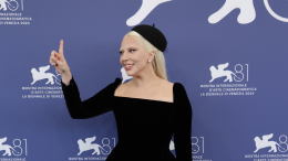 Скоро будет просить гражданство: костюм Леди Гаги окрасился в цвета флага РФ